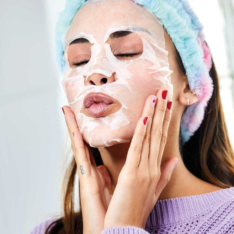 Como-aplicar-la-mascarilla-facial-reductora-de-poros-Skin-First