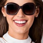 Modelo-mujer-con-lentes-de-sol