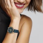 modelo-mujer-con-reloj