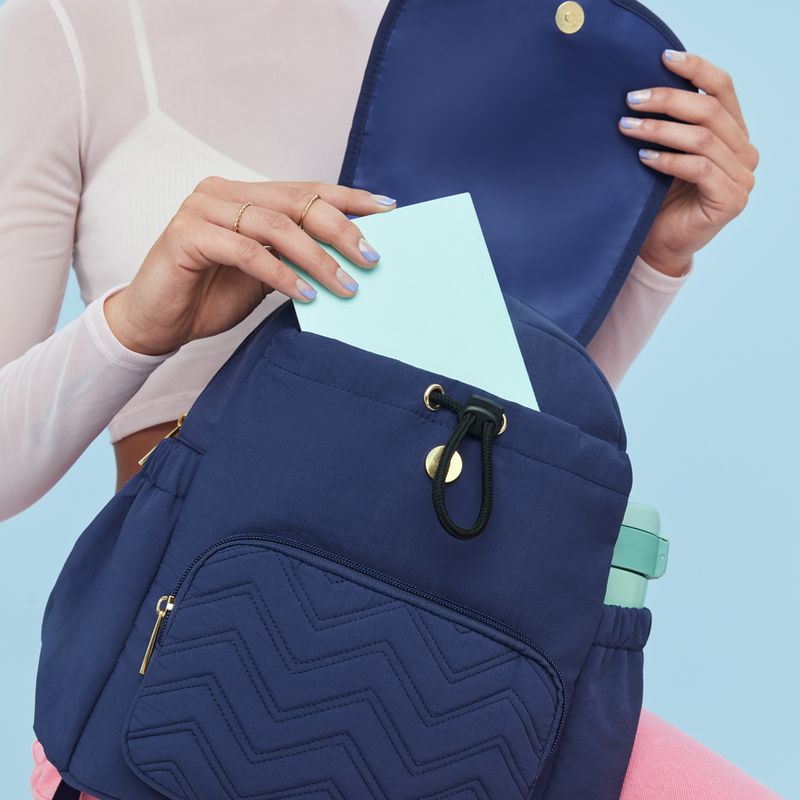 Mochila-para-mujer-casual-tipo-cuero-de-color-azul-con-distintos-compartimentos-y-amplia-capacidad.