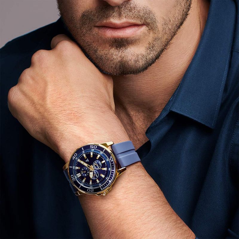 hombre-con-reloj-azul-y-detalles-dorados