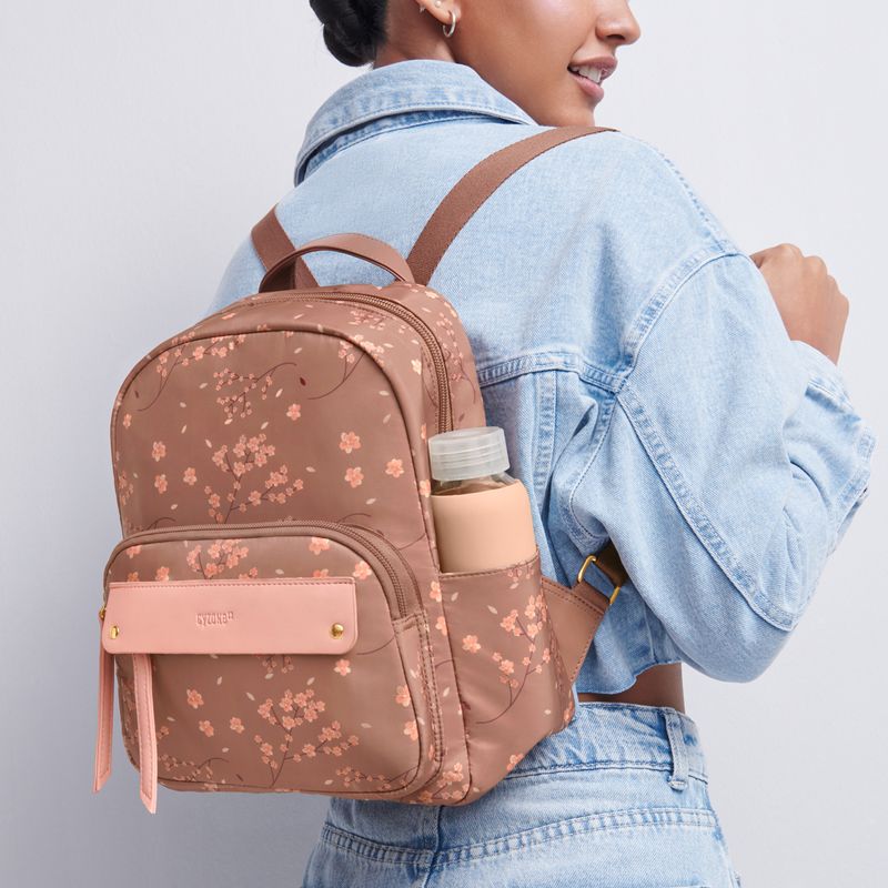 Mochila-para-mujer-casual-en-poliester-color-marron-con-distintos-compartimentos-y-asas-regulables.