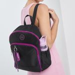 Mochila-de-estilo-casual-en-tela-poliester-de-color-negro.-