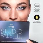 Paleta-de-maquillaje-con-10-sombras-de-ojos-en-tonos-inspirados-en-una-noche-estrellada.--