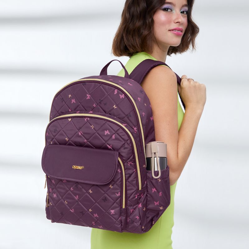 La-mochila-para-mujer-Bea-es-de-material-tipo-poliester-color-guinda-y-de-uso-casual.
