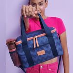 Lonchera-para-mujer-en-poliester-color-azul-con-cuerda-ajustable-bolsillo-mesh-y-asas-regulables.