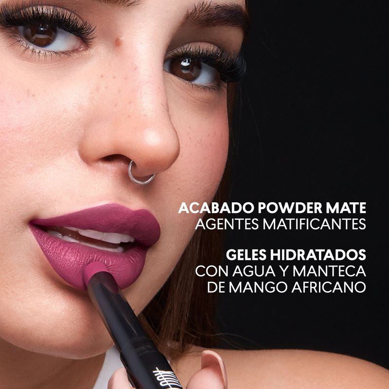 maquillaje-con-labial-en-barra-mate