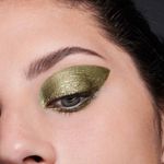 maquillaje-con-sombra-metalizada