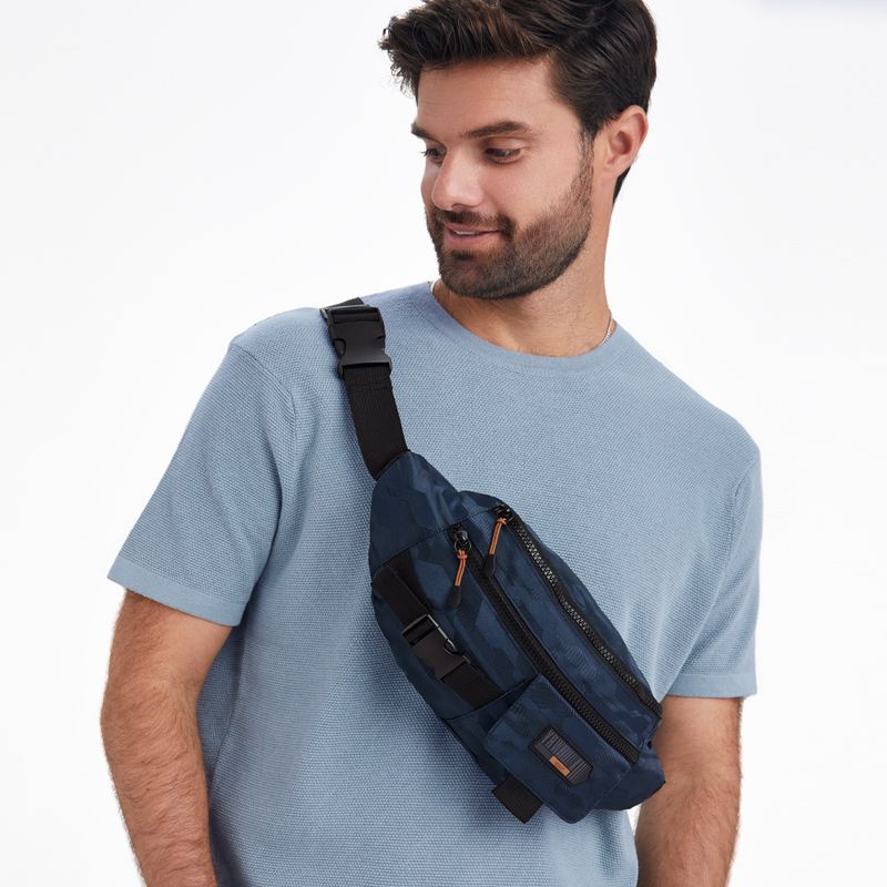 Canguro-para-Hombre-de-estilo-casual-hecho-en-material-tipo-tela-poliester-azul-y-con-asa-regulable.