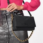 Cartera-para-mujer-Donna-en-negro-de-cuero-con-asas-intercambiables-dos-compartimentos-y-asas.