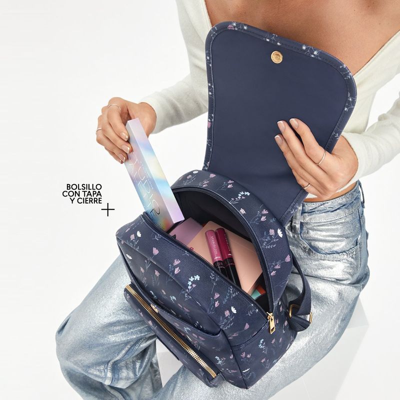 Mochila-para-mujer-azul-en-material-tipo-cuero-con-multiples-bolsillos-y-asas-regulables.-