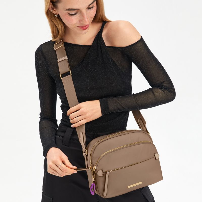 Morral-para-mujer-beige-en-poliester-con-cierre-y-bolsillos-frontales.-¡Perfecto-para-el-dia-a-dia-