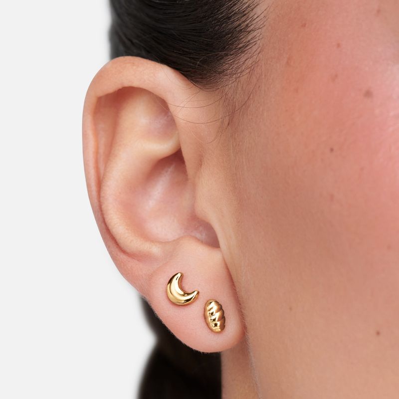 Estuche-con-15-pares-de-aretes-y-1-earclimber-en-dorado.-¡Tus-favoritos-para-todo-uso-